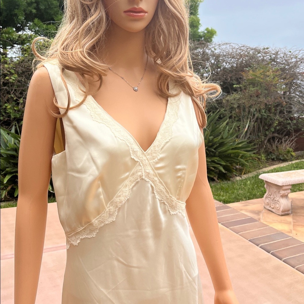 Satin and lace sleeveless gown - Picture 2 of 9